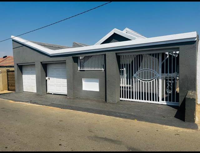 4 BEDROOM HOUSE FOR SALE IN DIEPKLOOF ZONE 5